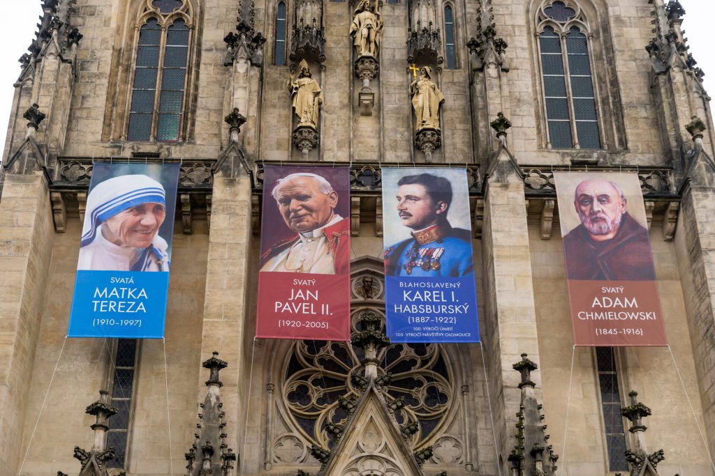Olomoucká katedrála přijala relikvie čtyř světců, mezi nimi císaře Karla či papeže Jana Pavla II.